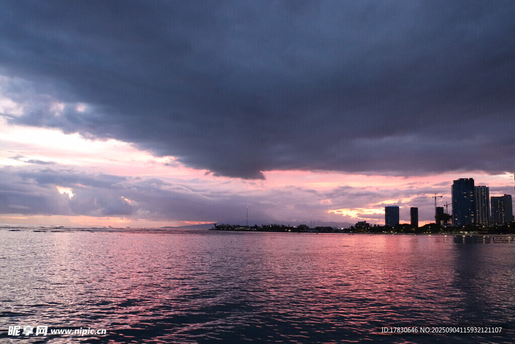 湖畔城市黄昏壮丽景观