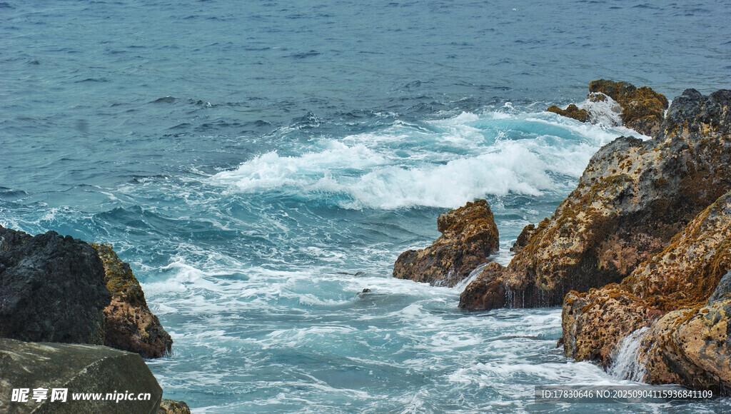 海浪拍打岸边岩石