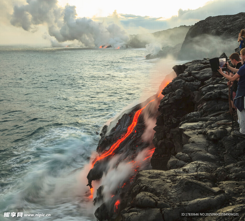 海边火山熔岩流入海水场景