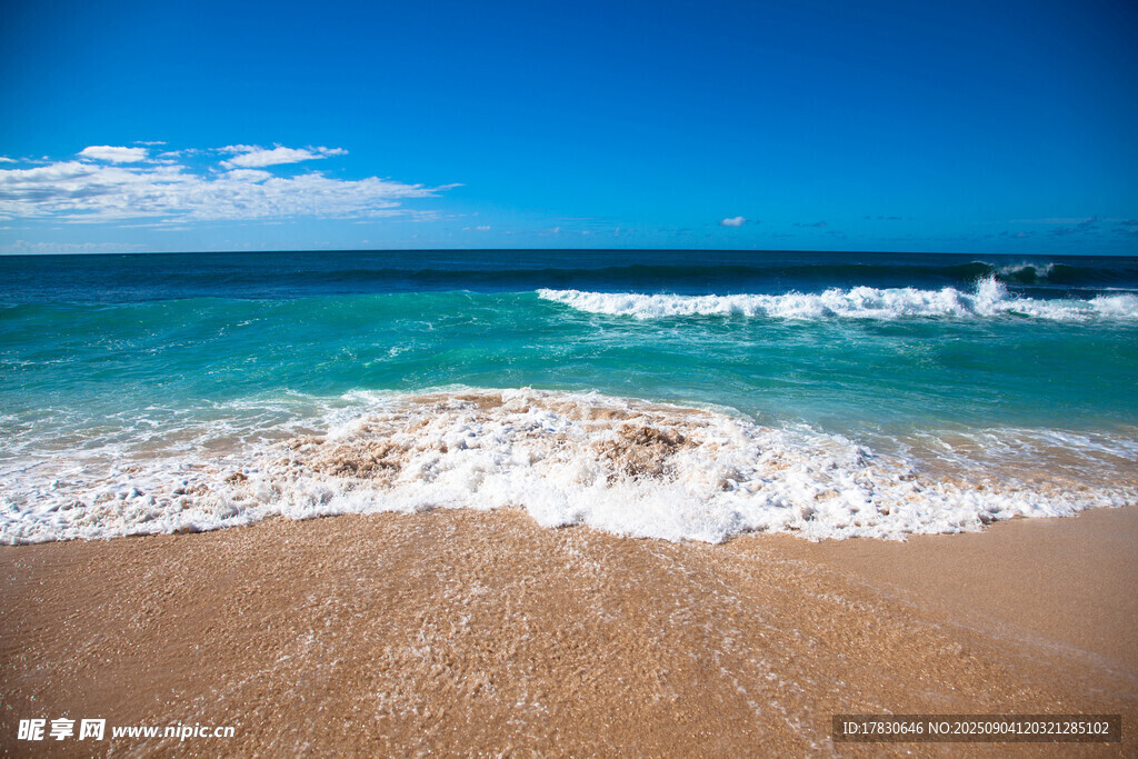 美丽海滩海浪与蓝天美景