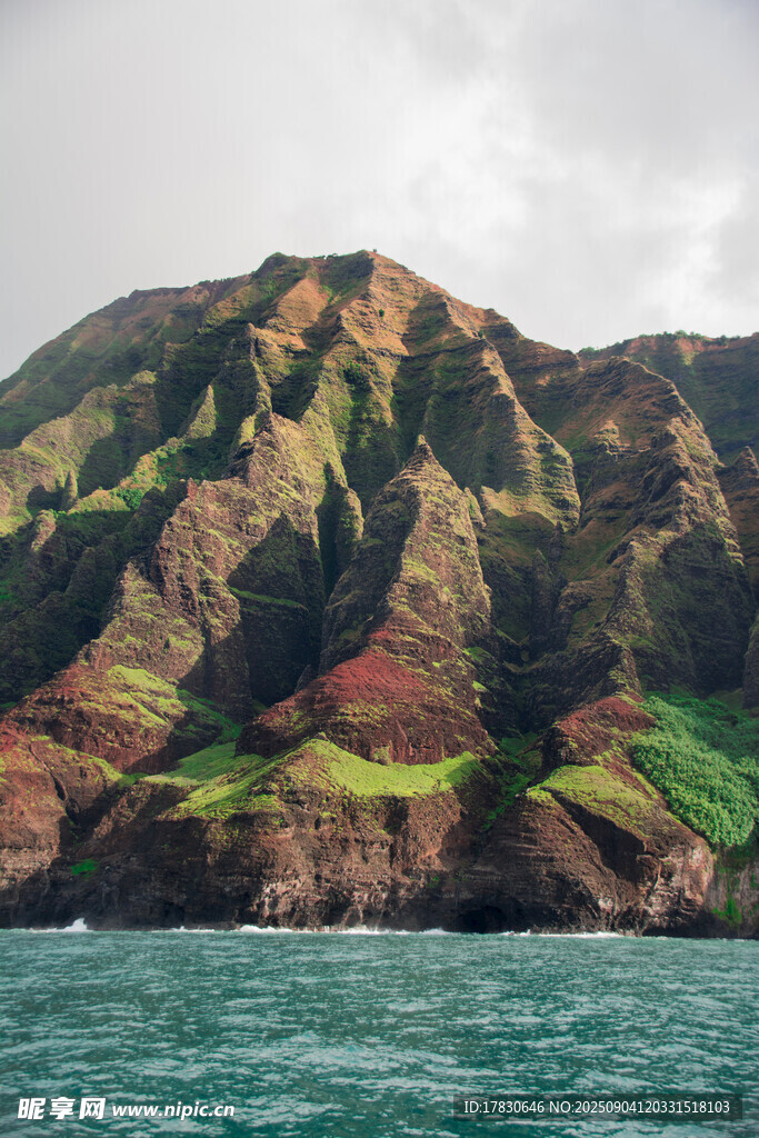 海上壮美山峦景观