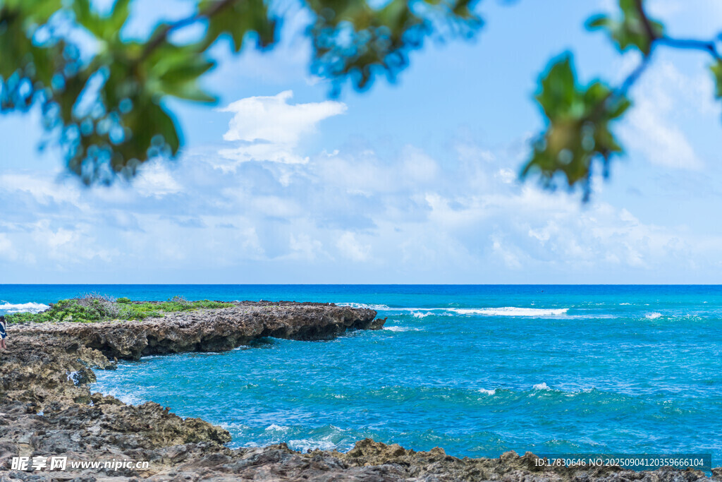 海边礁石与碧蓝海水美景