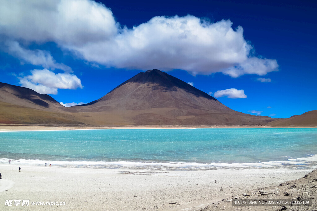 美丽的高山湖泊风景