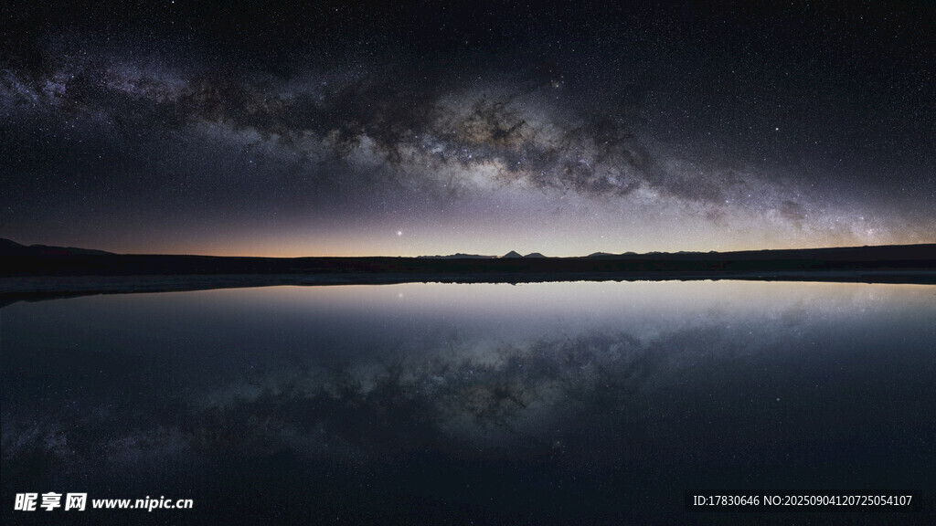 夜幕下平静湖面的梦幻倒影