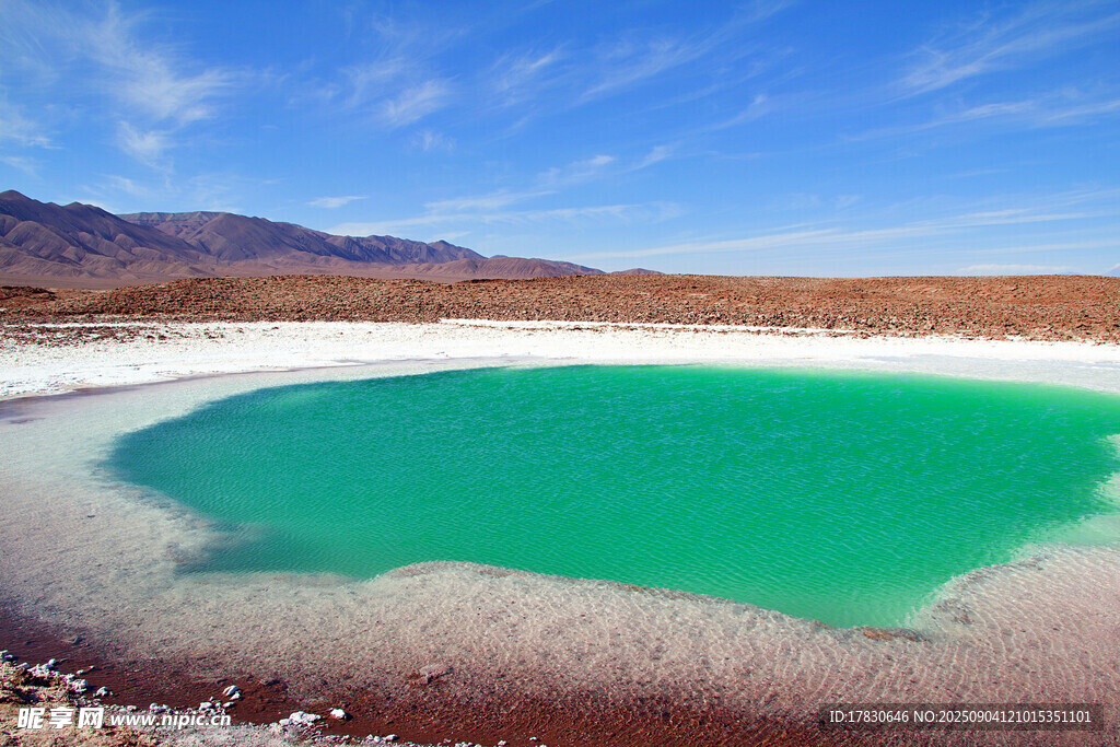 翠绿湖水与远山蓝天美景