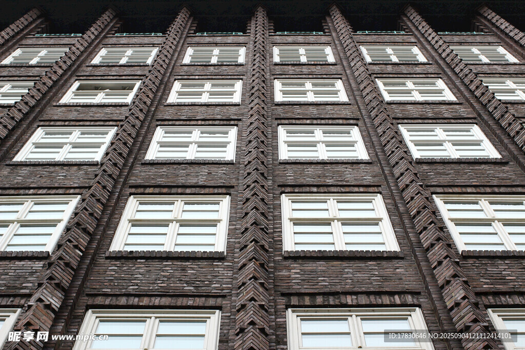 复古风格多层建筑外观