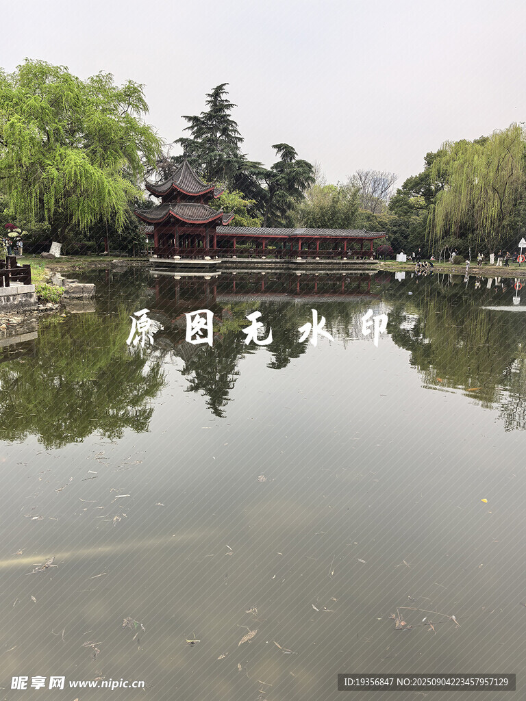 湖畔古建倒影小亭子