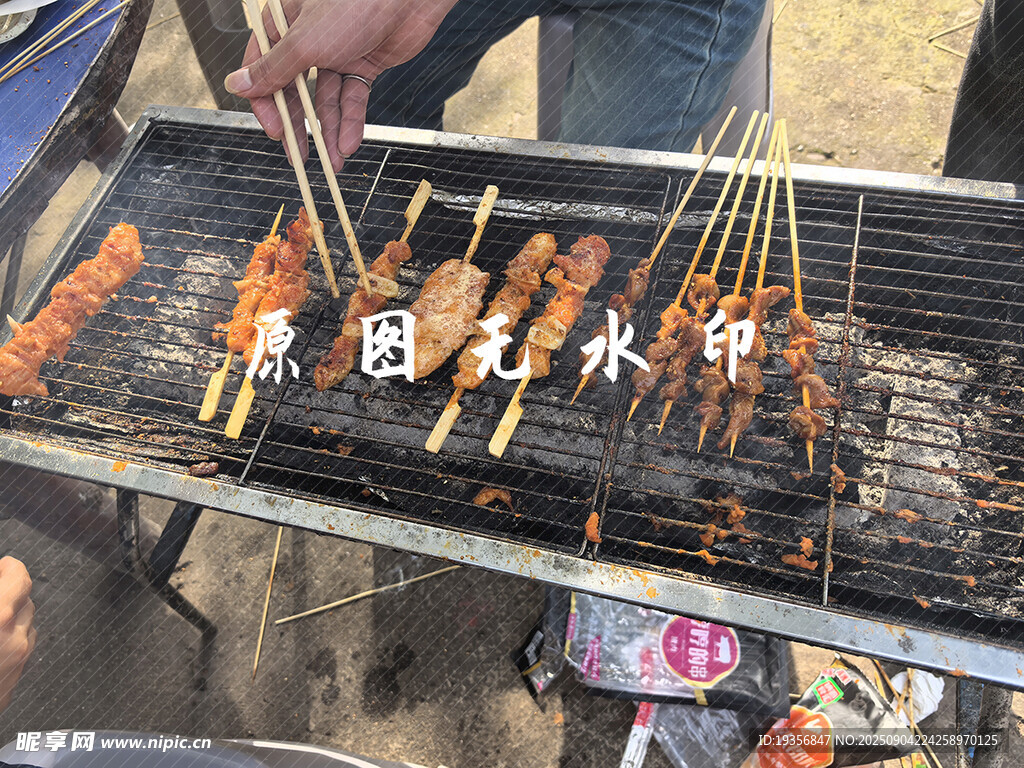户外烧烤中的美味串串