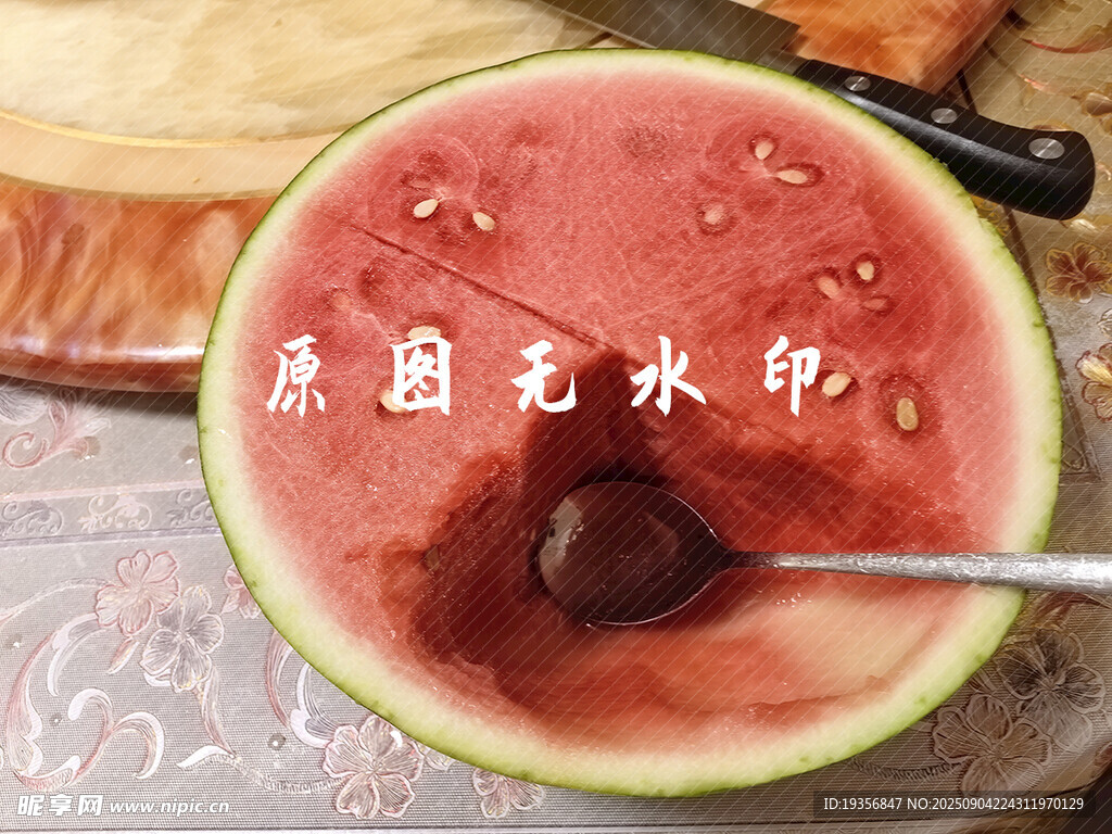 勺子挖着的新鲜红瓤西瓜