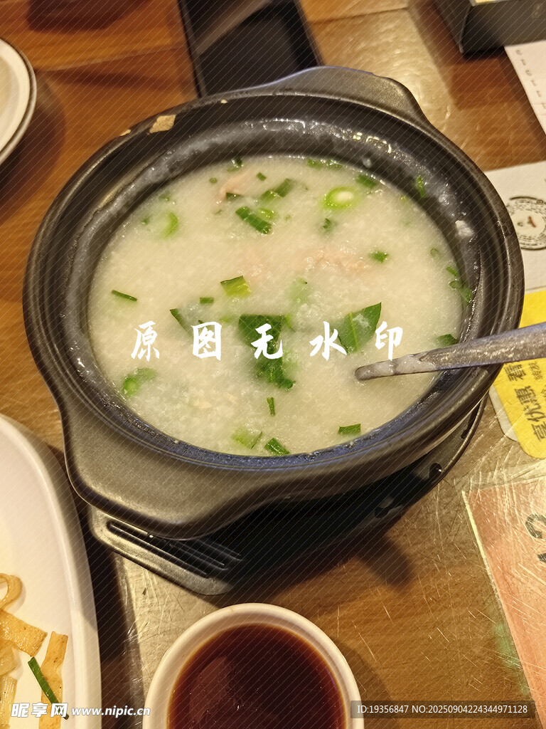 热气腾腾的美味砂锅粥