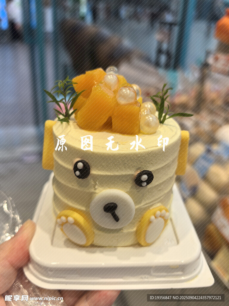 可爱小熊造型水果蛋糕