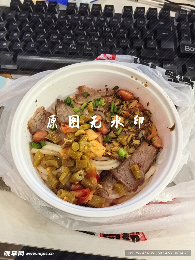 办公桌前的美味外卖餐食