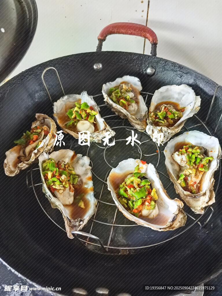 锅中美味蒜蓉烤生蚝