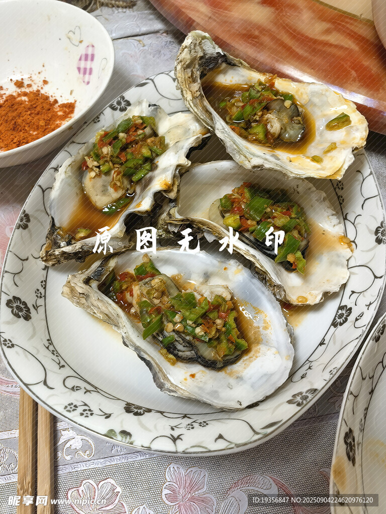 美味蒜蓉生蚝诱人上桌