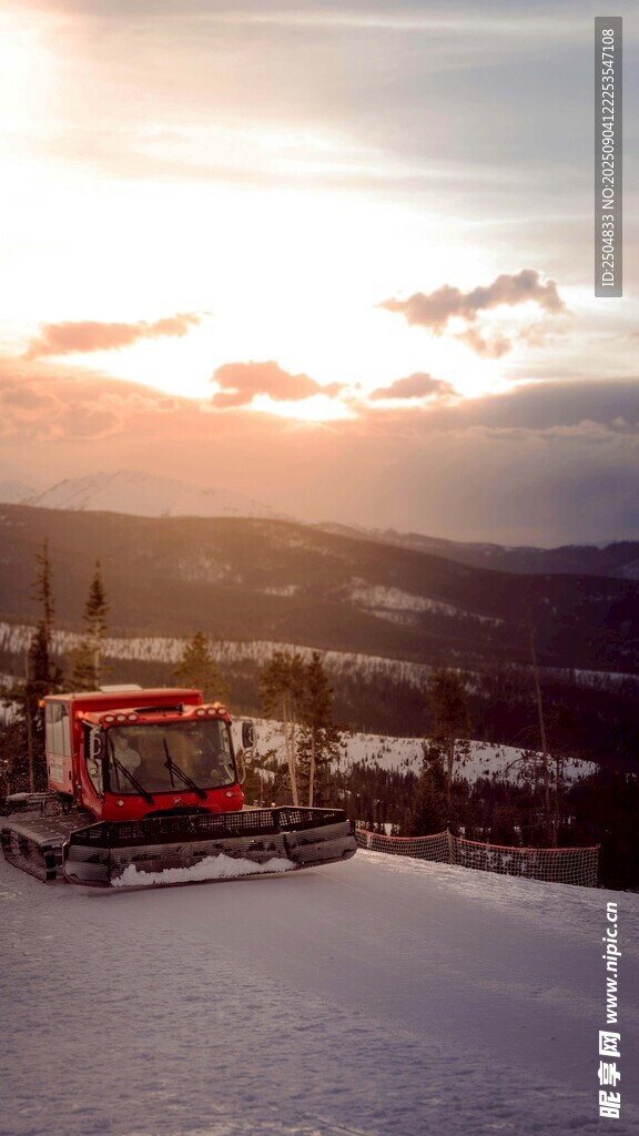 雪山上的夕阳美景