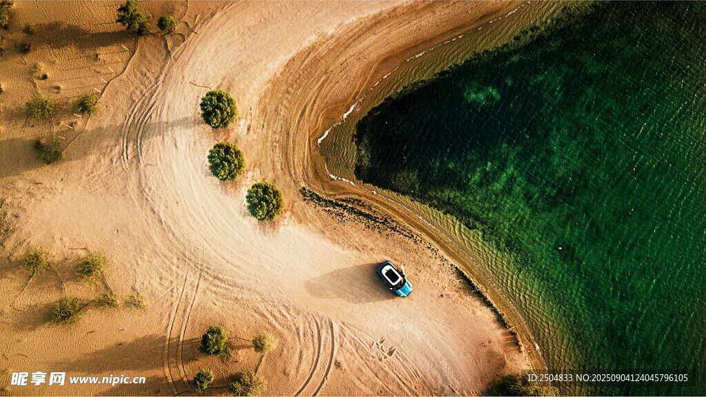  俯瞰沙滩 海中车辆美景