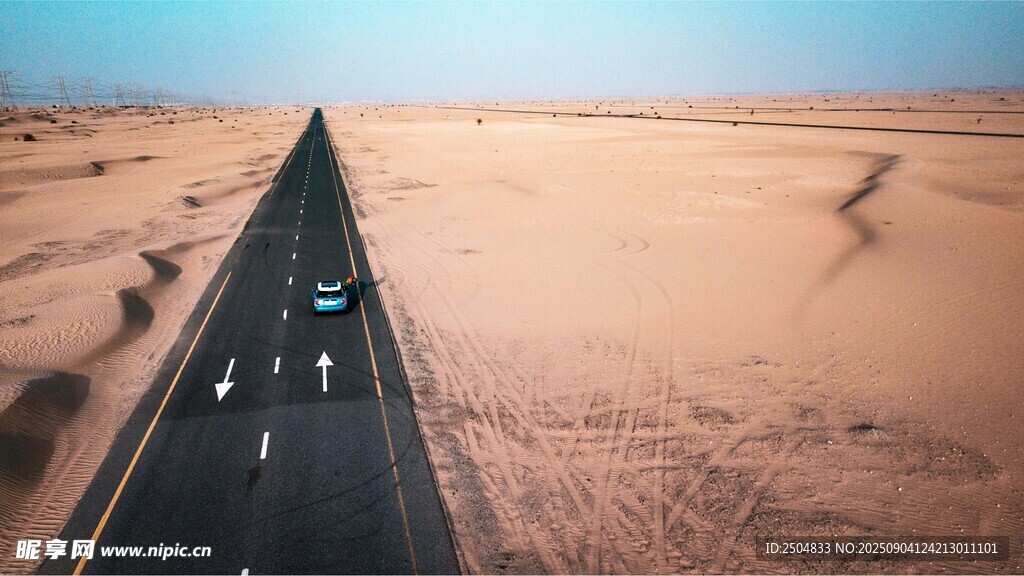 漠中延伸的宽阔公路