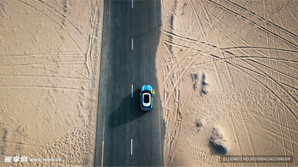  漠公路上的孤独行驶车辆