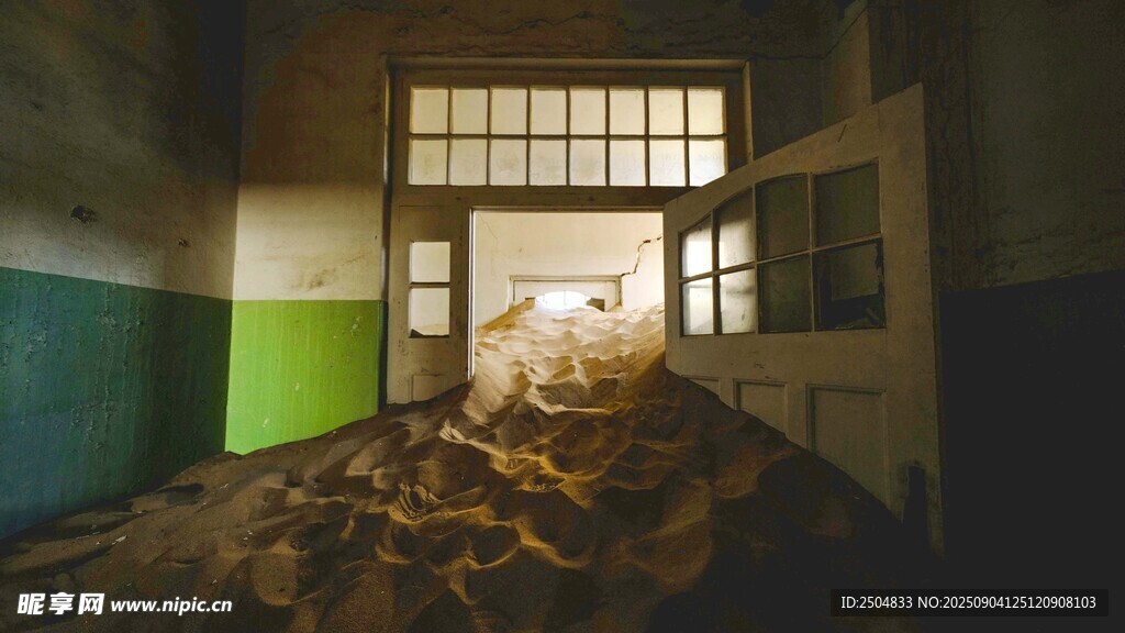 昏暗室内堆 杂物 破旧空间