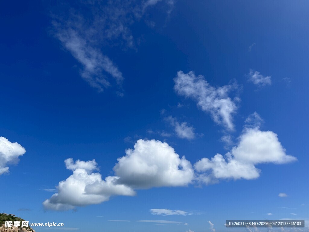 蓝天飘白云