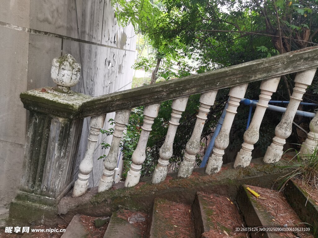 古老石质楼梯与围栏景观