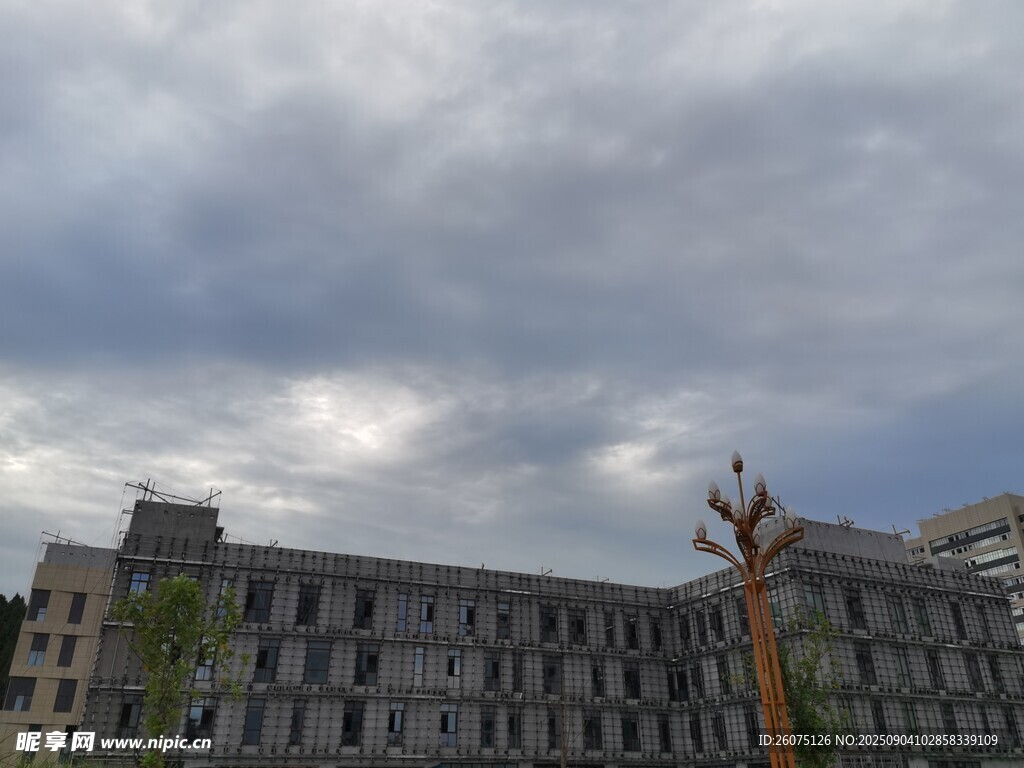 阴天里建设中的高楼