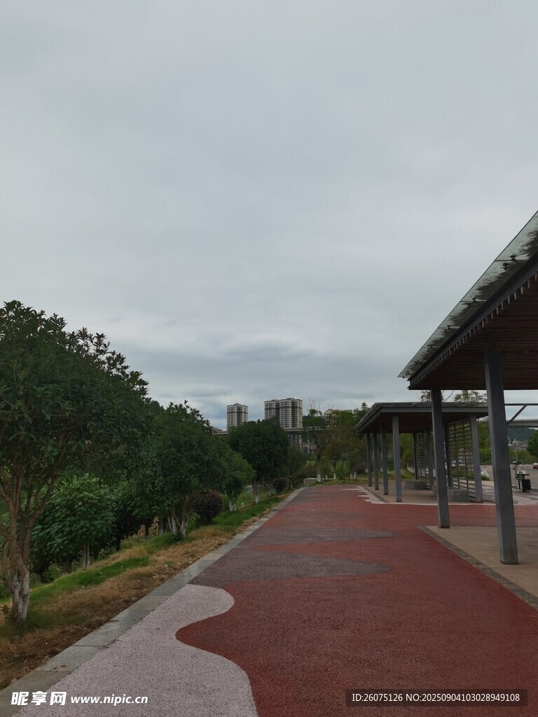 户外红色步道与绿植景观