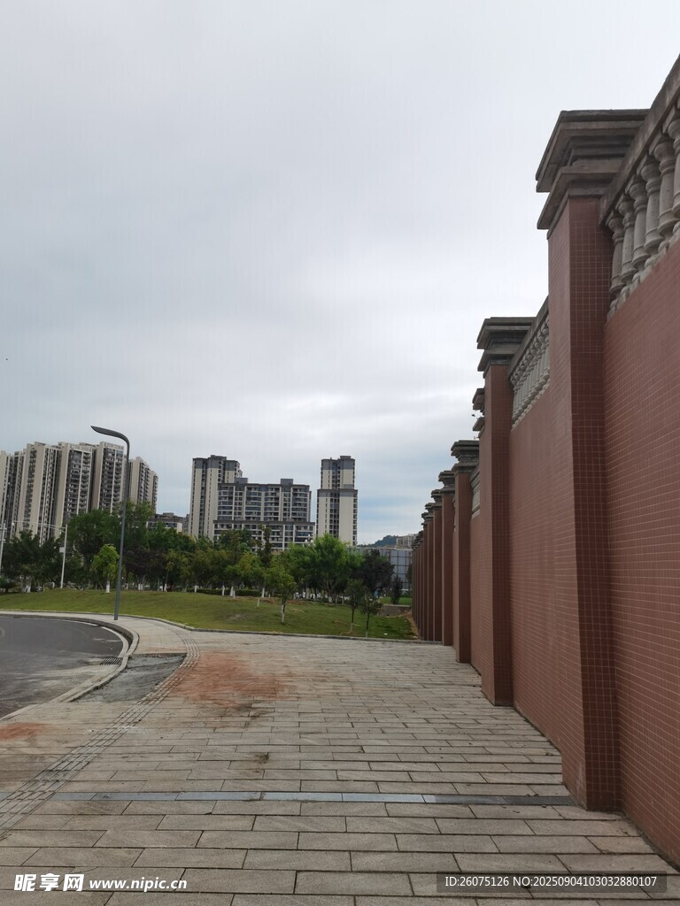 城市红墙边的开阔步道景观