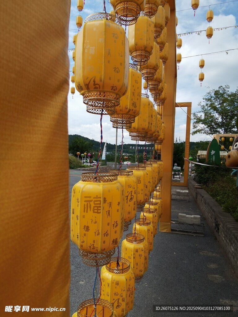 悬挂的黄色灯笼装饰景观