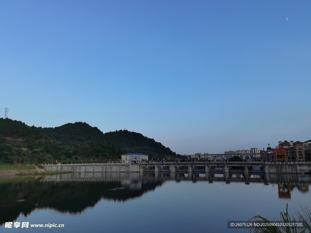 宁静湖畔小镇风光