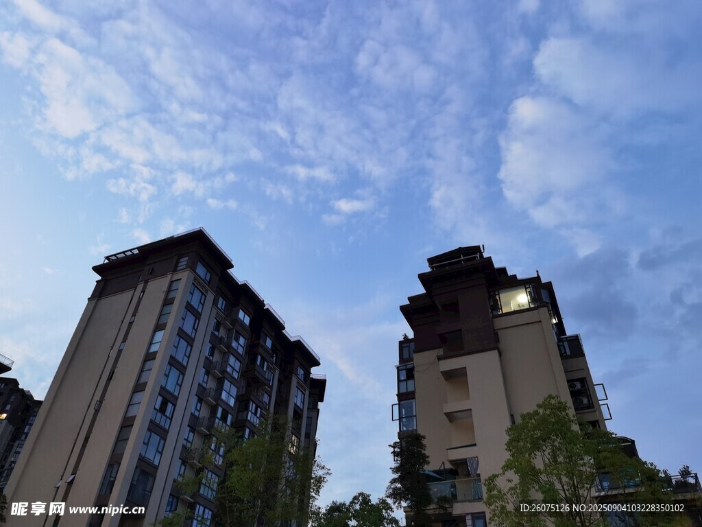 蓝天白云下的城市高楼