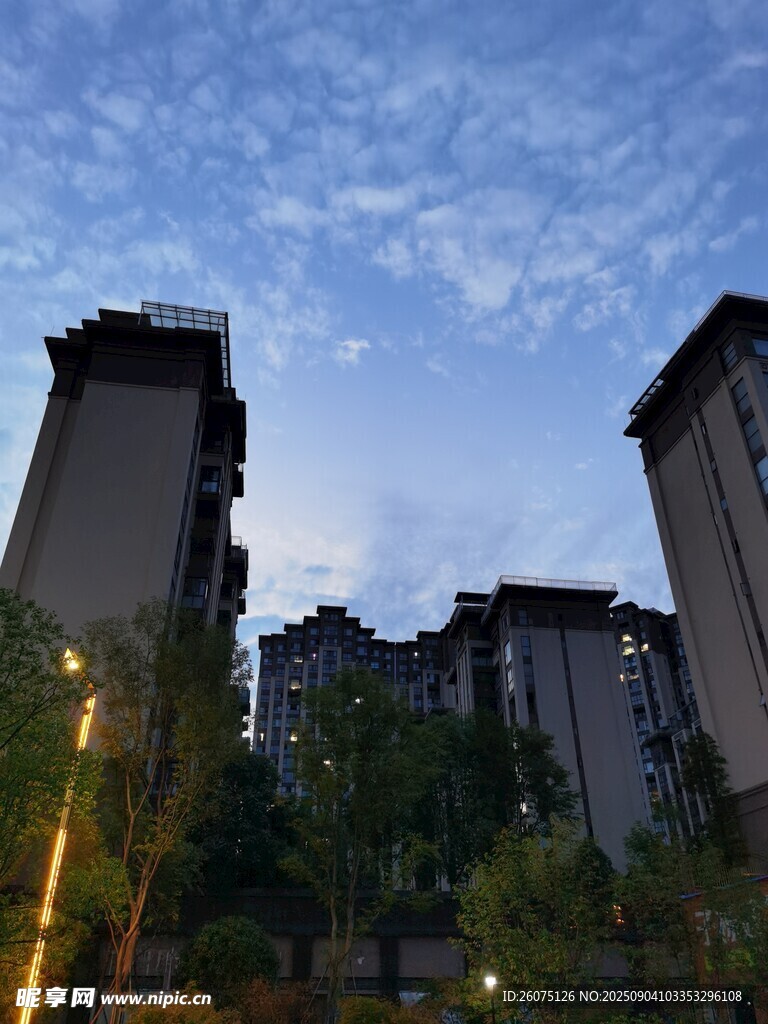 黄昏下的城市高楼景观