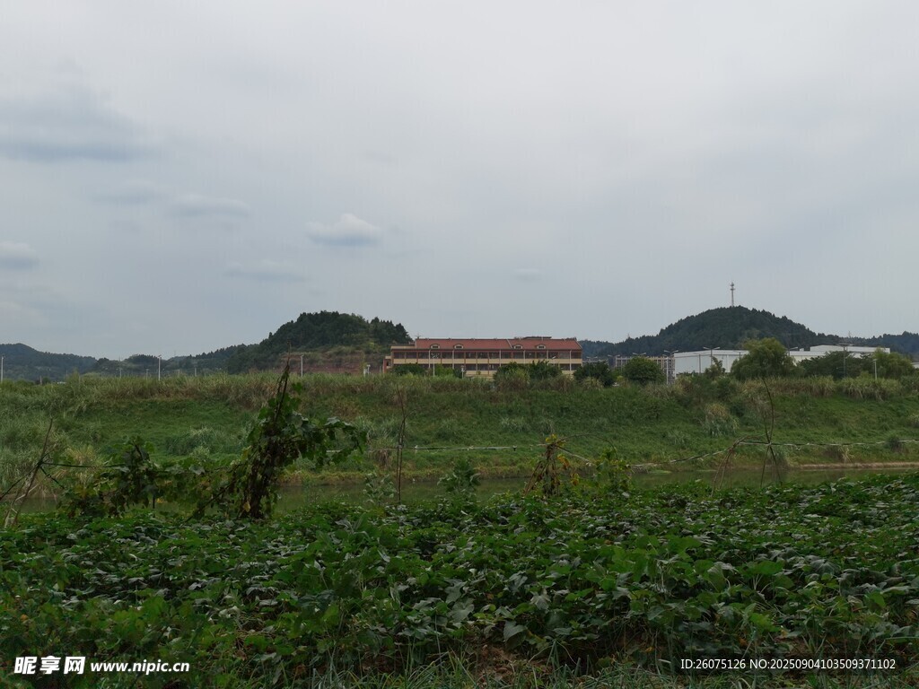 田野风光远处山峦与建筑