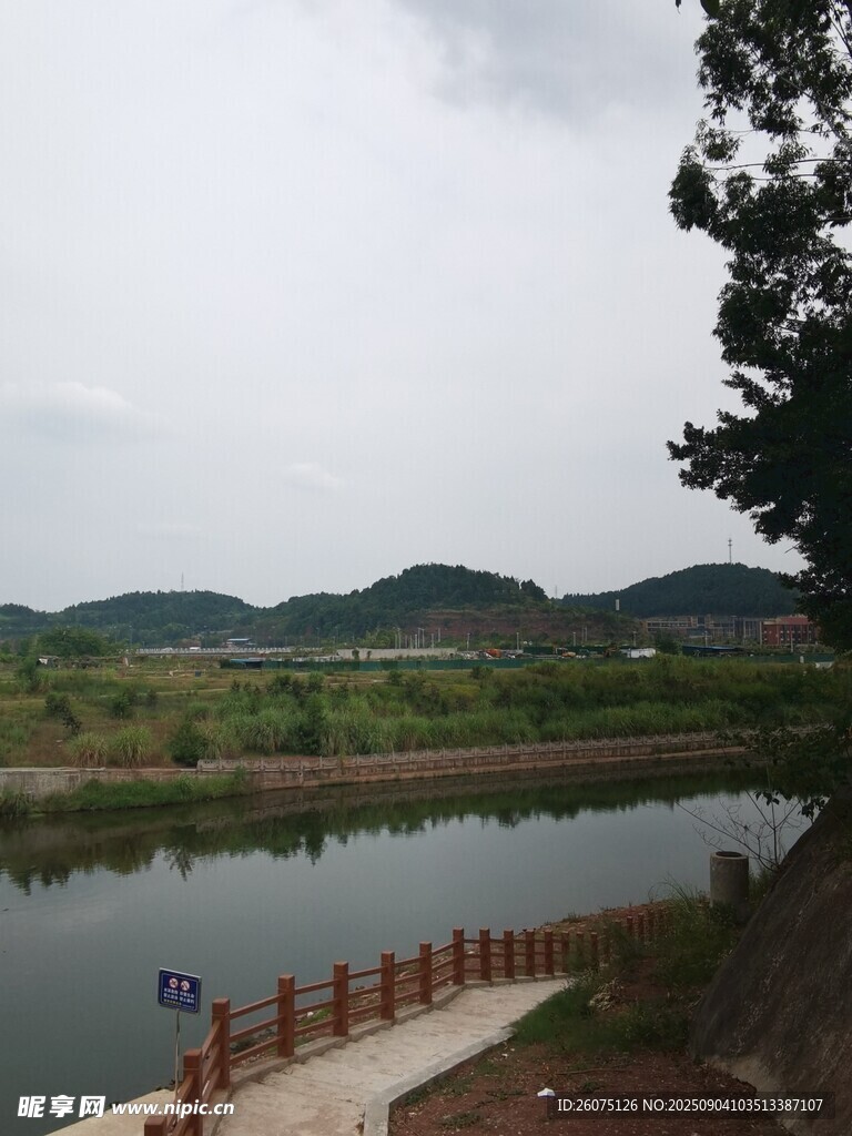 宁静河畔自然风光美景