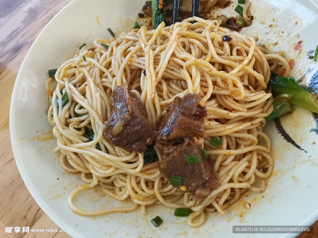 美味牛肉干拌面