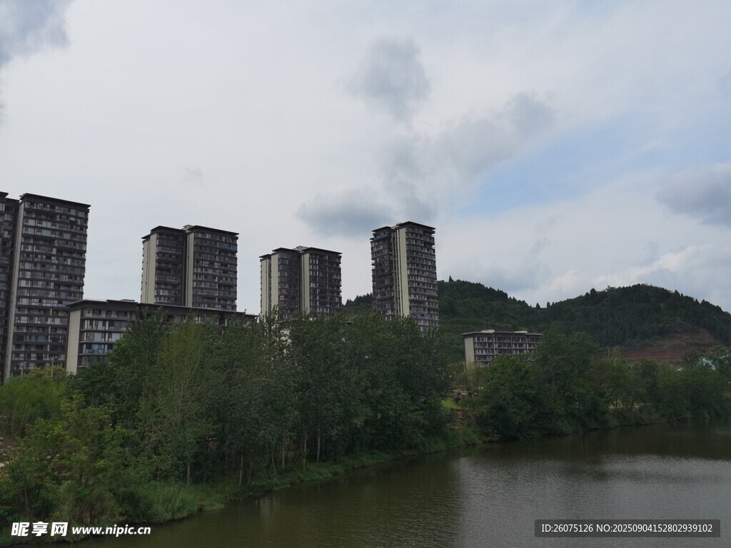 湖畔高楼与葱郁植被景观