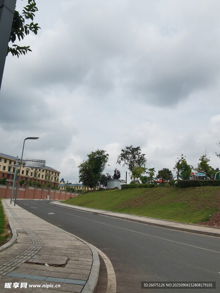 城市道路旁的开阔风景