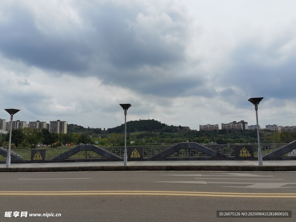 城市桥上的路灯与远景