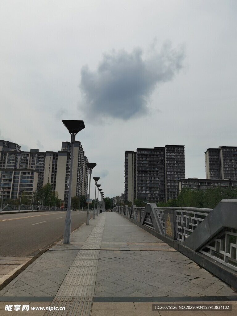 城市步道旁的现代建筑景观