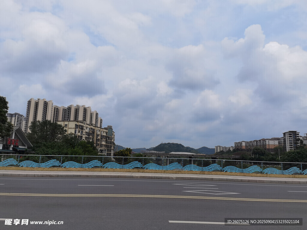 城市道路与远处楼宇与风景