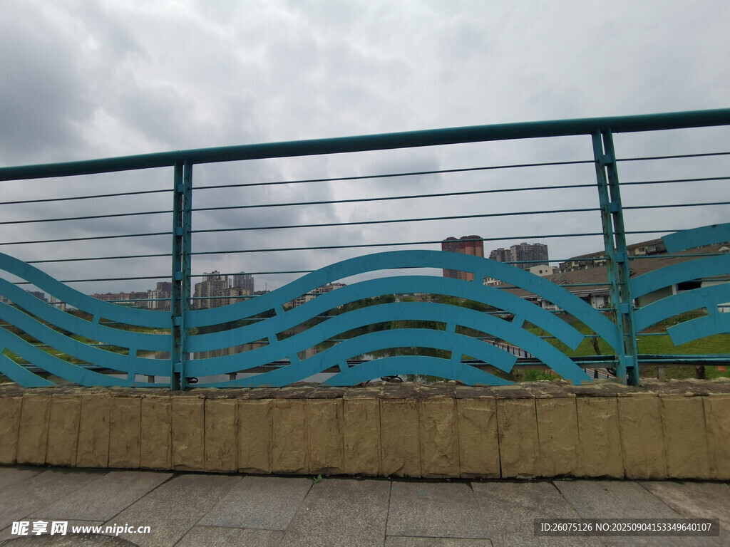 蓝色波浪造型金属围栏