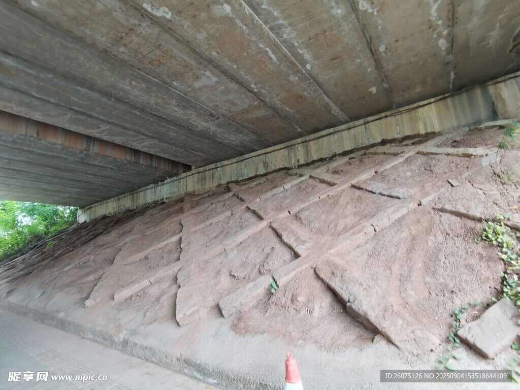 桥下岩石防滑土坡景观