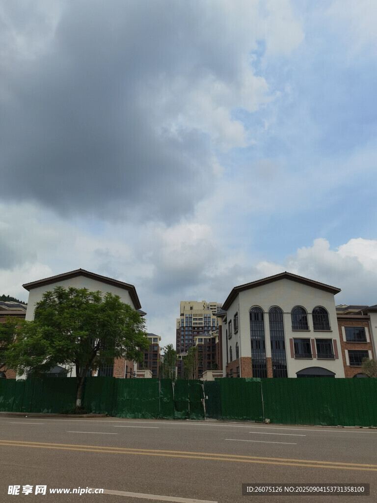 路边的中式风格建筑群