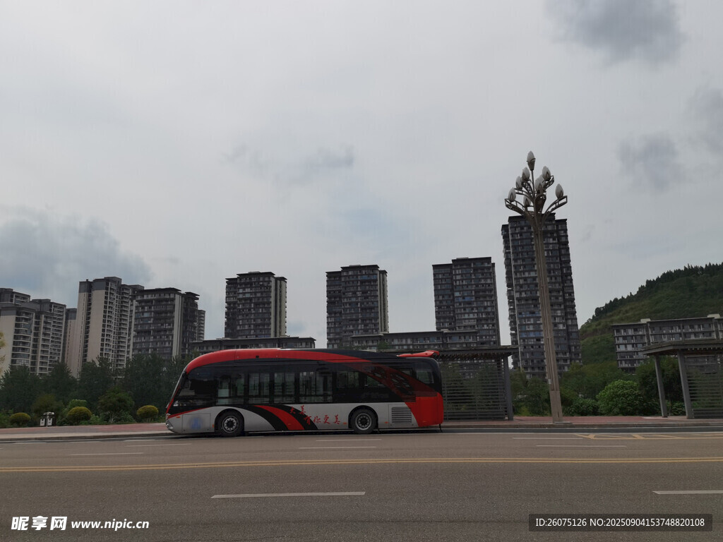 城市道路上的红色公交