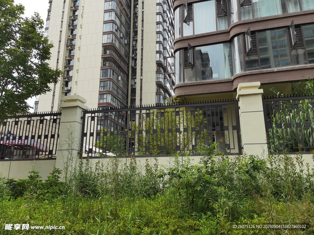 高层住宅旁的绿植围栏