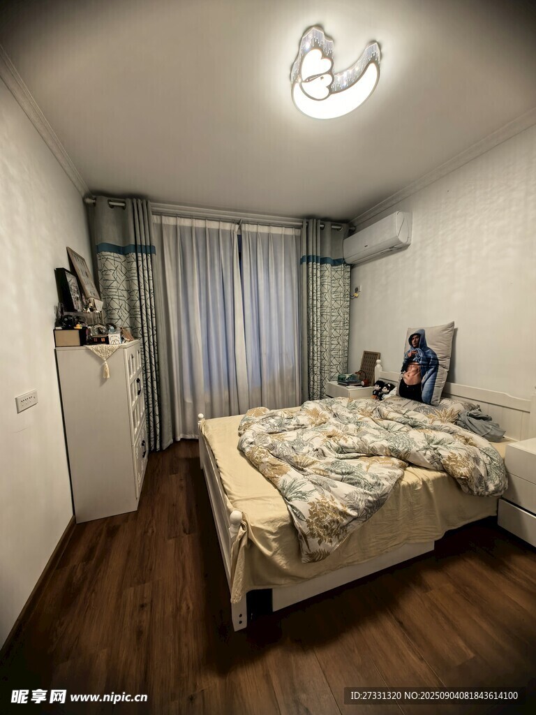 温馨简约风卧室室内场景