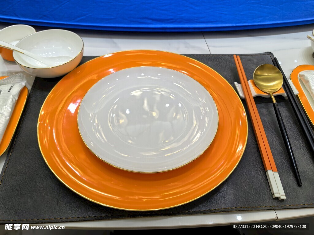 橙色餐盘配餐具的优雅摆台