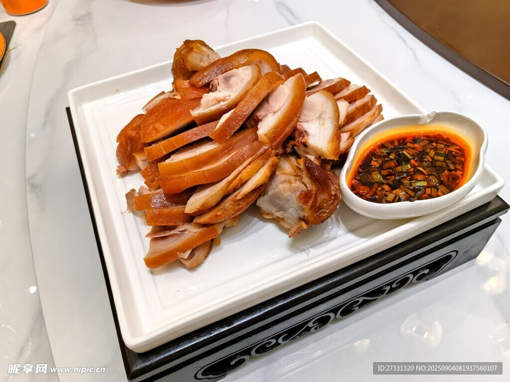 美味卤味拼盘配特色蘸料