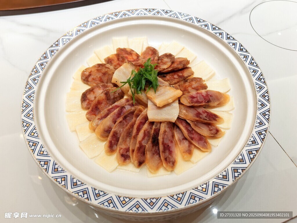 精致摆盘的美味肉片