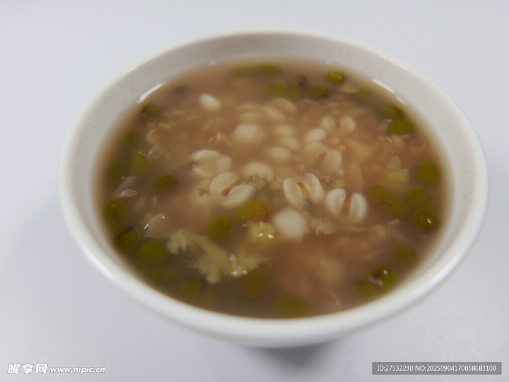 一碗美味的绿豆薏仁汤